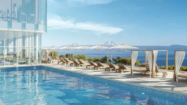 &Scaron;vicarska hotelska skupina M&ouml;venpick je v Novem Vinodolskem na območju Kvarnerja odprla svoj prvi hotelski resort na Hrva&scaron;kem.