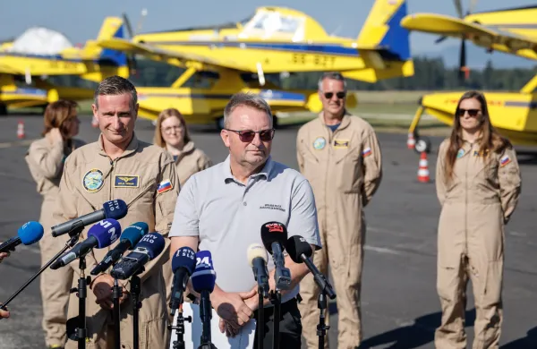 Generalni direktor Uprave RS za za&scaron;čito in re&scaron;evanje Leon Behin (v ospredju)