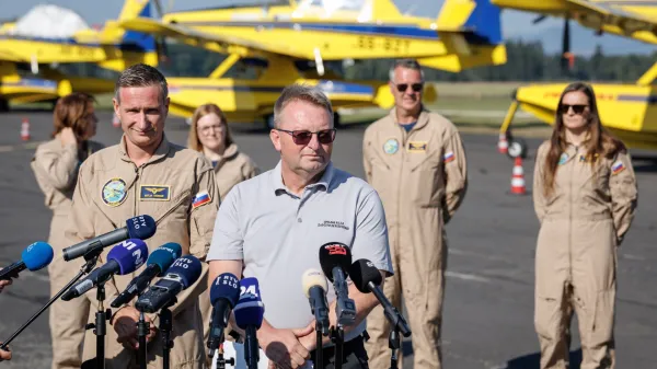 Generalni direktor Uprave RS za za&scaron;čito in re&scaron;evanje Leon Behin (v ospredju)
