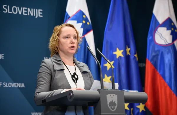 Ljubljana, vlada.Izjava za medije o aktualnem dogajanju v zvezi z novim koronavirusom.Drzavna sekretarka na ministrstvu za delo, druzino, socialne zadeve in enake moznosti Mateja Ribic.