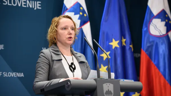 Ljubljana, vlada.Izjava za medije o aktualnem dogajanju v zvezi z novim koronavirusom.Drzavna sekretarka na ministrstvu za delo, druzino, socialne zadeve in enake moznosti Mateja Ribic.