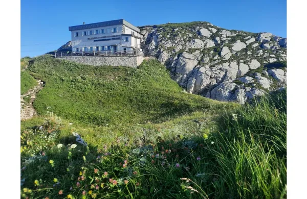 Koča na Črni prsti je pred izzivi energetske obnove, denarja pa ni