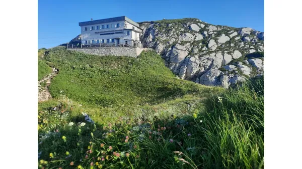 Koča na Črni prsti je pred izzivi energetske obnove, denarja pa ni