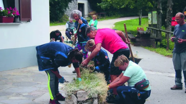 &Scaron;truklji in čavenski lonec čakajo udeležence pohoda na Čaven