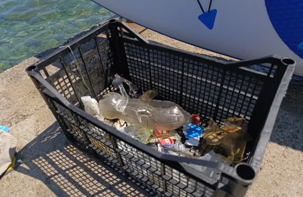 V eni uri na supu iz morja pobral vrečo plastike
