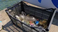 V eni uri na supu iz morja pobral vrečo plastike