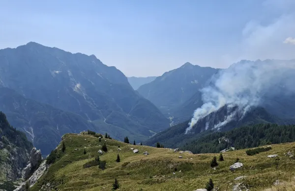 Požar na Planji bodo gasili tudi v soboto in verjetno &scaron;e v nedeljo.