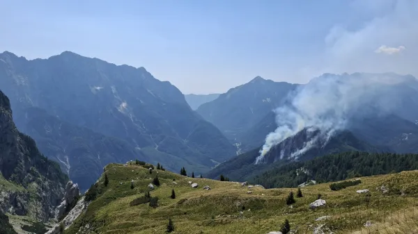 Požar na Planji bodo gasili tudi v soboto in verjetno &scaron;e v nedeljo.