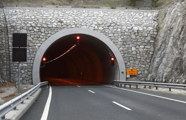 Kastelec, 25.03.2012predor Kastelec, smrtna prometna nesreča, Voznik Audija TT se je na poti proti Kopru zaletel v odstavno ni&scaron;o. Avto je zgorel.