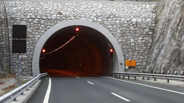 Kastelec, 25.03.2012predor Kastelec, smrtna prometna nesreča, Voznik Audija TT se je na poti proti Kopru zaletel v odstavno ni&scaron;o. Avto je zgorel.