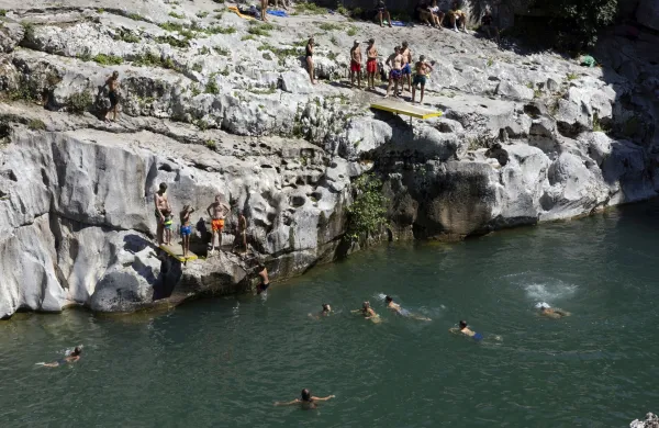Slovenija, Kanal ob So&Auml;Ťi, 12.08.2024, 12. Avgust 2024  Ljudje se hladijo v reki So&Auml;Ťi, narava, turizem, vro&Auml;Ťina, voda, hlajenje, vro&Auml;Ťinski val, Foto: Borut Ĺ˝ivulovi&Auml;&Dagger;/Bobo