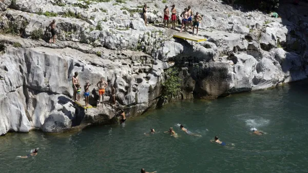 Slovenija, Kanal ob So&Auml;Ťi, 12.08.2024, 12. Avgust 2024  Ljudje se hladijo v reki So&Auml;Ťi, narava, turizem, vro&Auml;Ťina, voda, hlajenje, vro&Auml;Ťinski val, Foto: Borut Ĺ˝ivulovi&Auml;&Dagger;/Bobo