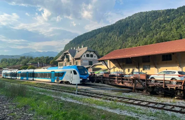 Policisti petkovo iztirjenje vlaka na železni&scaron;ki postaji Most na Soči obravnavajo kot sum kaznivih dejanj po&scaron;kodovanja ali uničenja javnih naprav in ogrožanja posebnih vrst javnega prometa. 