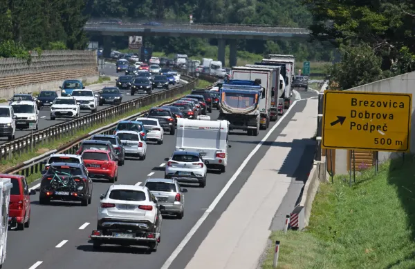 Slovenija, Ljubljana, 26.07.2024, 26. julij 2024Gneča in zastoji na avtocesti Vrhnika Ljubljana, Promet, zastoji, tovornjaki, avtomobili, kombinirana vozila, avtodomi, motoristi, Foto: Žiga Živulović jr./BOBO