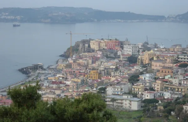 Med najbolj prizadetimi kraji je bilo obalno mesto Pozzuoli, kjer so se ob potresu ru&scaron;ili deli fasad in zidov, ponekod so se zaradi tresenja tal sprožili tudi manj&scaron;i skalni podori.