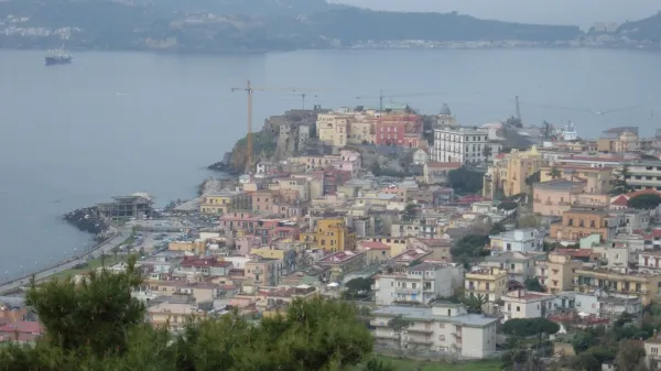 Med najbolj prizadetimi kraji je bilo obalno mesto Pozzuoli, kjer so se ob potresu ru&scaron;ili deli fasad in zidov, ponekod so se zaradi tresenja tal sprožili tudi manj&scaron;i skalni podori.