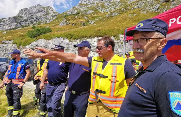 Požari&scaron;če si je ogledal tudi poveljnik Civilne za&scaron;čite RS Srečko &Scaron;estan (prvi z desne).