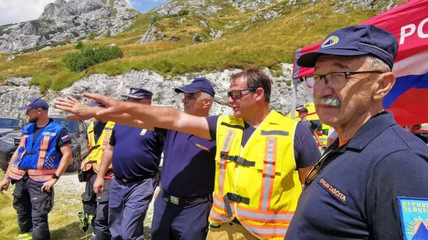 Požari&scaron;če si je ogledal tudi poveljnik Civilne za&scaron;čite RS Srečko &Scaron;estan (prvi z desne).