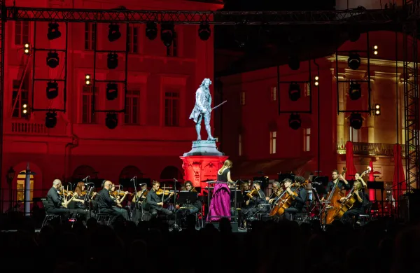 Natanko 130 let zatem, ko so na mestu, kjer je bil nekoč mandrač, postavili spomenik violinskemu virtuozu in skladatelju Giuseppeju Tartiniju, so se v Piranu drevi spet poklonili svojemu najbolj znanemu some&scaron;čanu. 