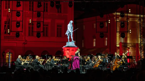 Natanko 130 let zatem, ko so na mestu, kjer je bil nekoč mandrač, postavili spomenik violinskemu virtuozu in skladatelju Giuseppeju Tartiniju, so se v Piranu drevi spet poklonili svojemu najbolj znanemu some&scaron;čanu. 