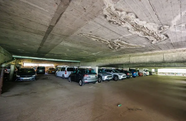 Parkiranje v garaži na Krožni cesti samo &scaron;e na lastno odgovornost
