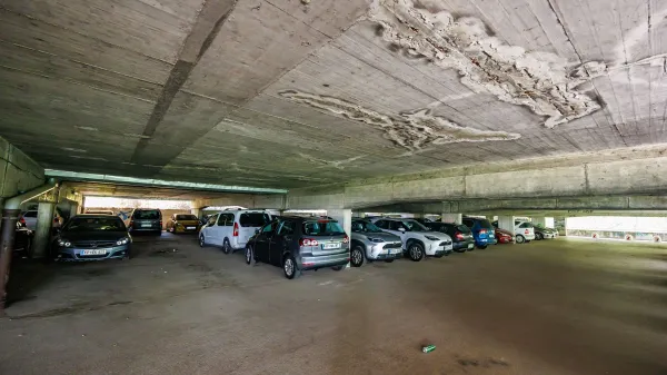 Parkiranje v garaži na Krožni cesti samo &scaron;e na lastno odgovornost