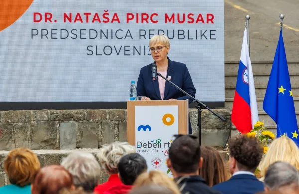 Predsednica po nesreči nadaljuje z dopustom