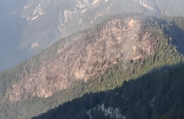 Bovec, Planja.Na pozariscu na Planji na Bovskem, kjer so gasilci na delu cetrti dan, se tekom noci obseg pozarisca ni spremenil, stanje pa je stabilno. Se vedno se pojavljajo nova podtalna zarisca.Foto: Gasilska zveza Bovec