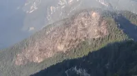 Bovec, Planja.Na pozariscu na Planji na Bovskem, kjer so gasilci na delu cetrti dan, se tekom noci obseg pozarisca ni spremenil, stanje pa je stabilno. Se vedno se pojavljajo nova podtalna zarisca.Foto: Gasilska zveza Bovec
