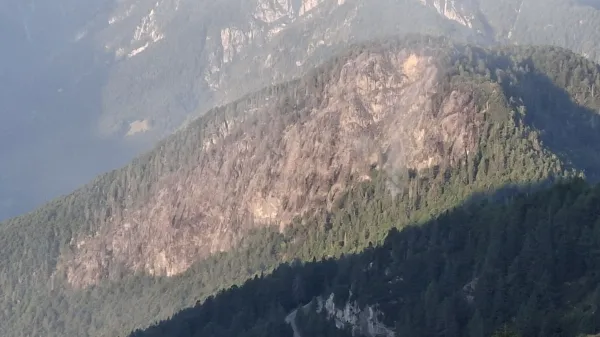 Bovec, Planja.Na pozariscu na Planji na Bovskem, kjer so gasilci na delu cetrti dan, se tekom noci obseg pozarisca ni spremenil, stanje pa je stabilno. Se vedno se pojavljajo nova podtalna zarisca.Foto: Gasilska zveza Bovec