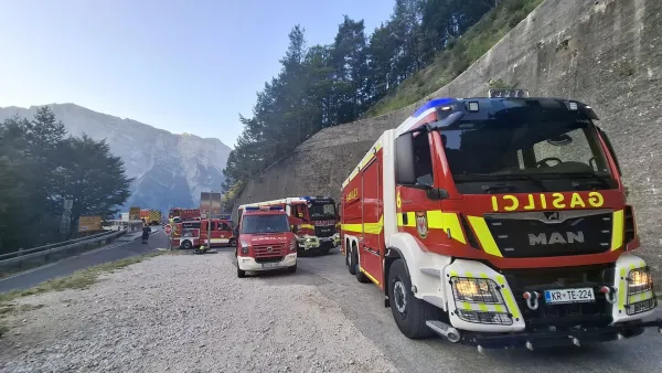 Bovec, Planja.Na pozariscu na Planji na Bovskem, kjer so gasilci na delu cetrti dan, se tekom noci obseg pozarisca ni spremenil, stanje pa je stabilno. Se vedno se pojavljajo nova podtalna zarisca.Gasilska vozila na obmocju pozariscaFoto: Gasilska zveza Bovec