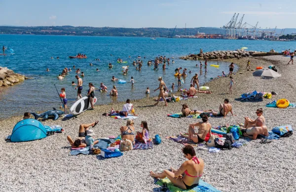 Koper, 21.6.2026Turizem, Poletje, Vročina, poletni utrip v Kopru,kopalci, plaža, sprehajalci