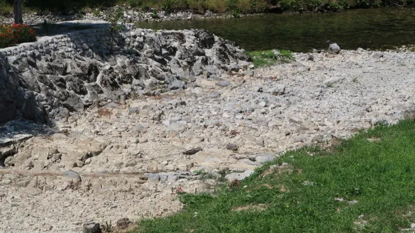 V Tolminu in Idriji zaradi nizkega vodostaja začasno ustavljen ribolov