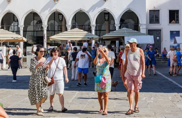 Poletna sezona ostaja dobra, a gostje dopust vse pogosteje načrtujejo spontano in za kraj&scaron;i čas.