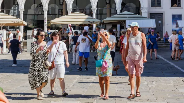 Poletna sezona ostaja dobra, a gostje dopust vse pogosteje načrtujejo spontano in za kraj&scaron;i čas.