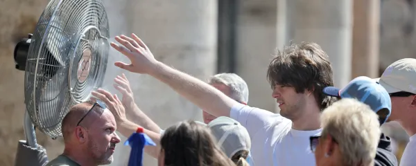 Italija, Rim.Vrocinski val je zajel vecji del Evrope.Turisti se ohlajajo ob ventilatorju v blizini rimskega koloseja.