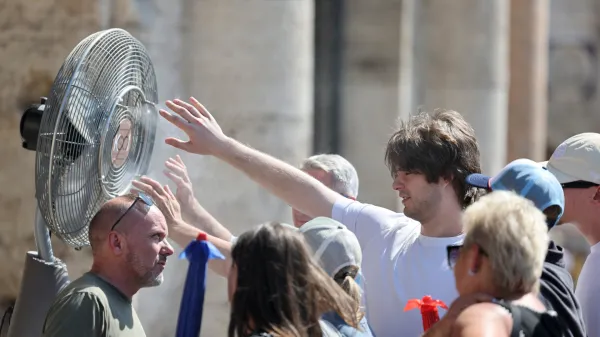 Italija, Rim.Vrocinski val je zajel vecji del Evrope.Turisti se ohlajajo ob ventilatorju v blizini rimskega koloseja.