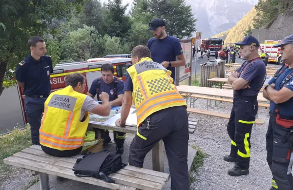 Bovec, Planja.Na pozariscu na Planji na Bovskem, kjer so gasilci na delu peti dan, so razmere pod nadzorom. Na juznem, severozahodnem in severovzhodnem delu se se vedno pojavljajo majhna zarisca.
