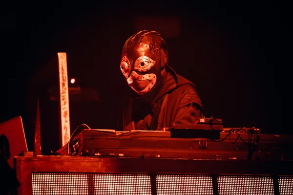 Sid Wilson v svojem znamenitem kostumu med nastopom s Slipknot.
