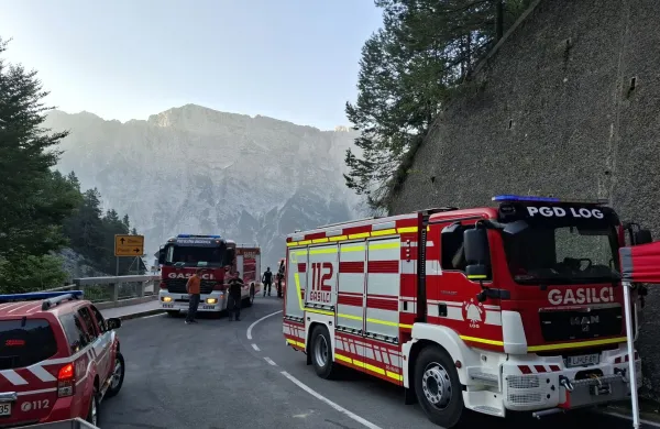 Na pozariscu na Planji na Bovskem, kjer so gasilci na delu peti dan, so razmere pod nadzorom. Na juznem, severozahodnem in severovzhodnem delu se se vedno pojavljajo majhna zarisca.
