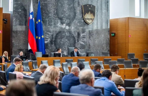 Ker dnevni red ni bil sprejet, je predsednik DZ Zoran Stevanović sejo zaključil.