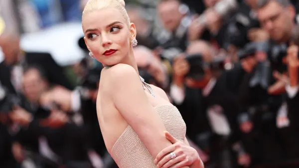 Igralka Anya Taylor-Joy je spregovorila o metodični igri in pojasnila, zakaj se ženske izogibajo tej praksi.