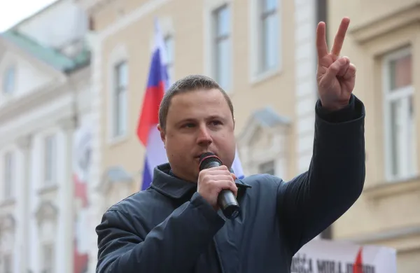 Žan Mahnič je ustavne sodnike označil za &raquo;bedake&laquo;. Opozoril je, da bo potreben &raquo;resen razmislek&laquo;, ali sploh &scaron;e upo&scaron;tevati odločitve ustavnega sodi&scaron;ča. 