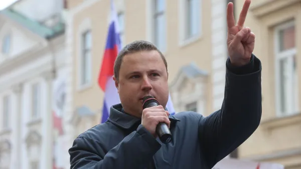 Žan Mahnič je ustavne sodnike označil za &raquo;bedake&laquo;. Opozoril je, da bo potreben &raquo;resen razmislek&laquo;, ali sploh &scaron;e upo&scaron;tevati odločitve ustavnega sodi&scaron;ča. 