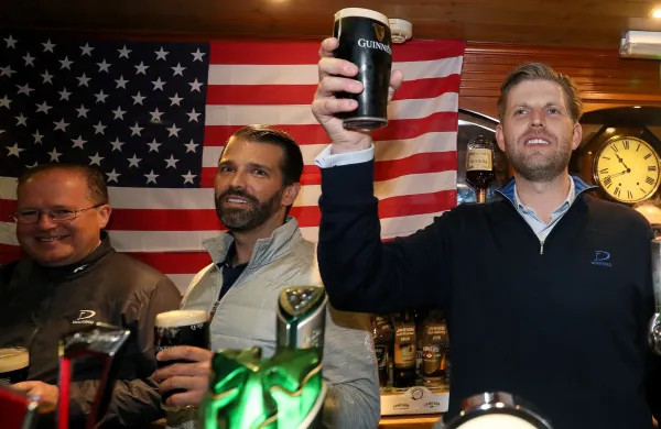 Sinova ameri&scaron;kega predsednika Donald Trump mlaj&scaron;i in Eric Trump na obisku na Irskem.
