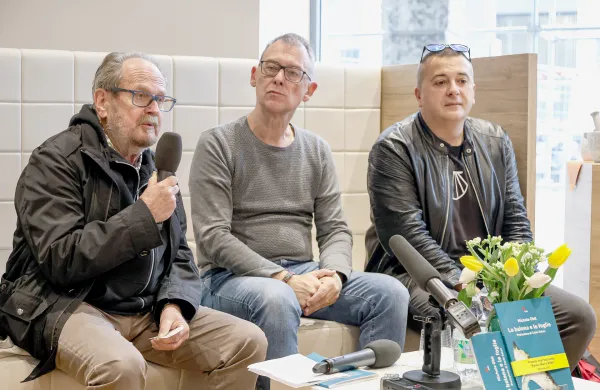 Trst 03-05-2024 - TKS: Knjiga Miha Obit La balena e le foglie Srečanje Miho Obita (v sredini) sta predstavila Marko Kravos (levo) in Luigi Nacci Tedeschi/fotodamj@n