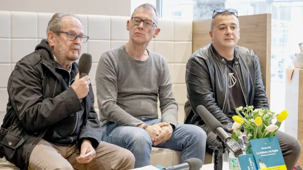 Trst 03-05-2024 - TKS: Knjiga Miha Obit La balena e le foglie Srečanje Miho Obita (v sredini) sta predstavila Marko Kravos (levo) in Luigi Nacci Tedeschi/fotodamj@n