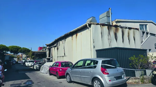 požar, Izola, Polje, gorela kleparska delavnica, avtomobili, evakuacija