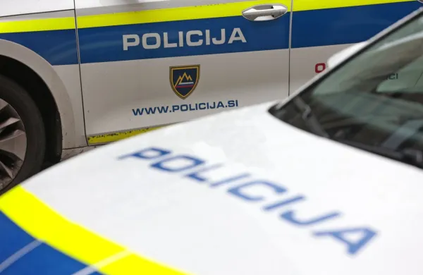 Dopoldne na amfetaminih in kokainu ni vozil po desni strani ceste, zaustavil ga je prometni znak
