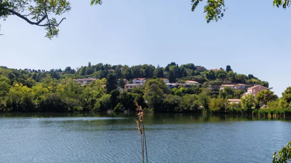 Prodaja zemlji&scaron;č v Fiesi ustavljena. Petaros: &ldquo;Razlogov za slavje &scaron;e ni&rdquo;